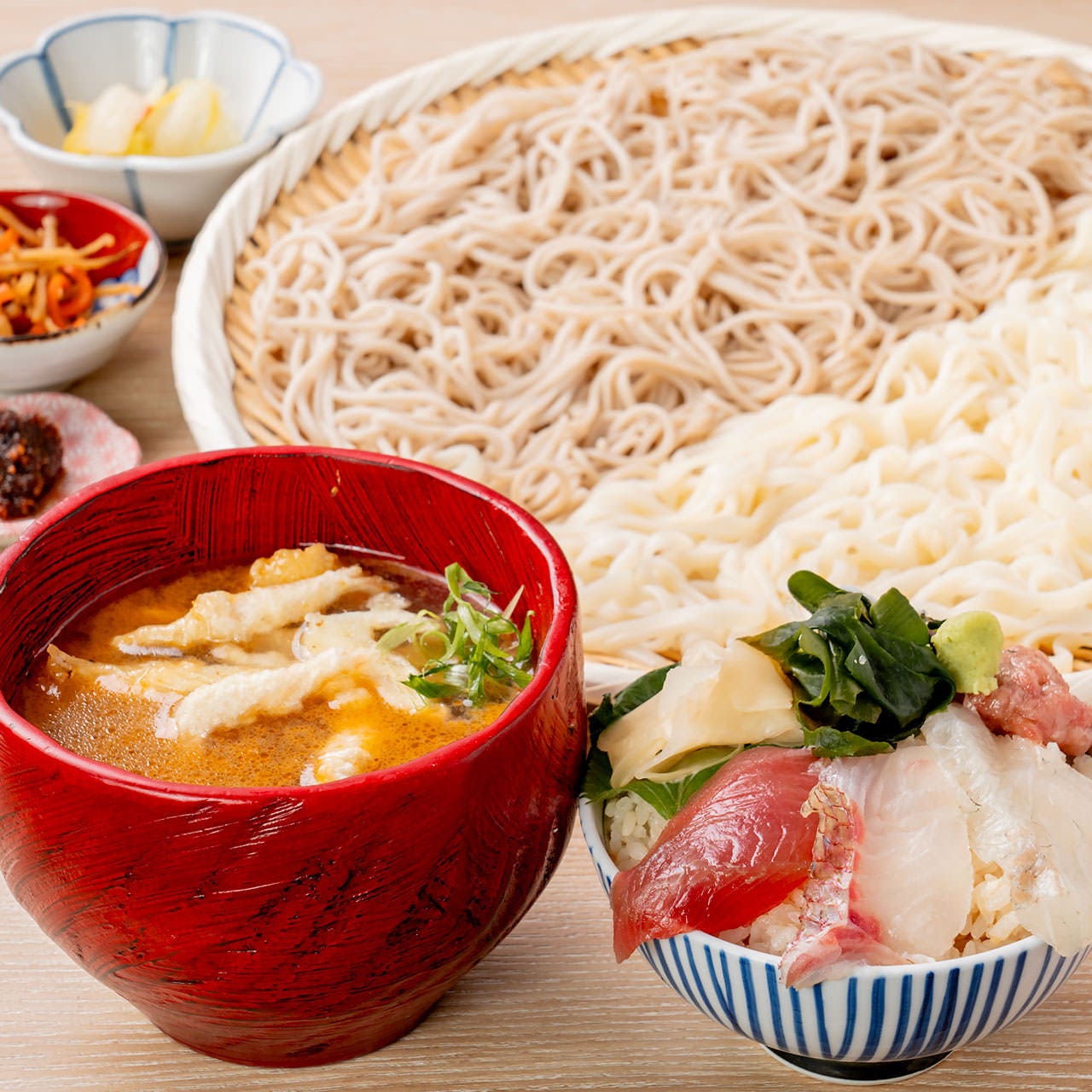 東京コトブキ 東京駅店の「【鯛めし食べ放題付き】白海老出汁 盆ざる蕎麦うどんと海鮮小丼（蕎麦うどんハーフ）」