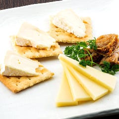 北海道小林牧場のチーズ二種盛り合わせ