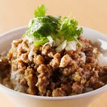 台湾屋台料理の王様！「魯肉飯」ルーローハンは1番人気！
