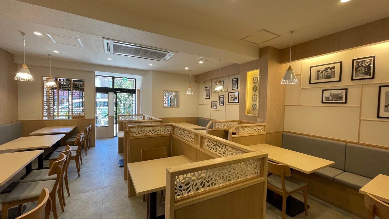 白を基調とした明るく清潔感のある中国飯店 茉莉 ジャスミンの店内