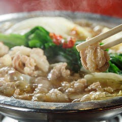 鮮度抜群な牛もつと醤油ベースのスープで仕立てる自慢のもつ鍋