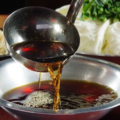 もつ鍋のスープは食べ飽きることがないシンプルであっさり味