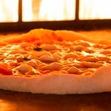 職人が一枚一枚釜で焼きあげるピザは絶品です。