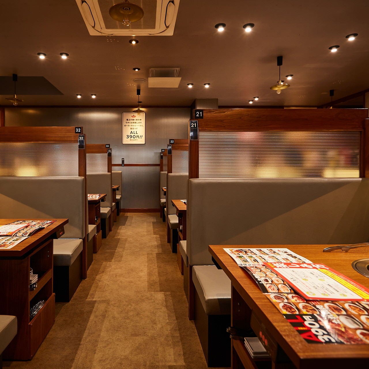 ボックスタイプの席が並ぶ焼肉の和民 朝霞台駅前店