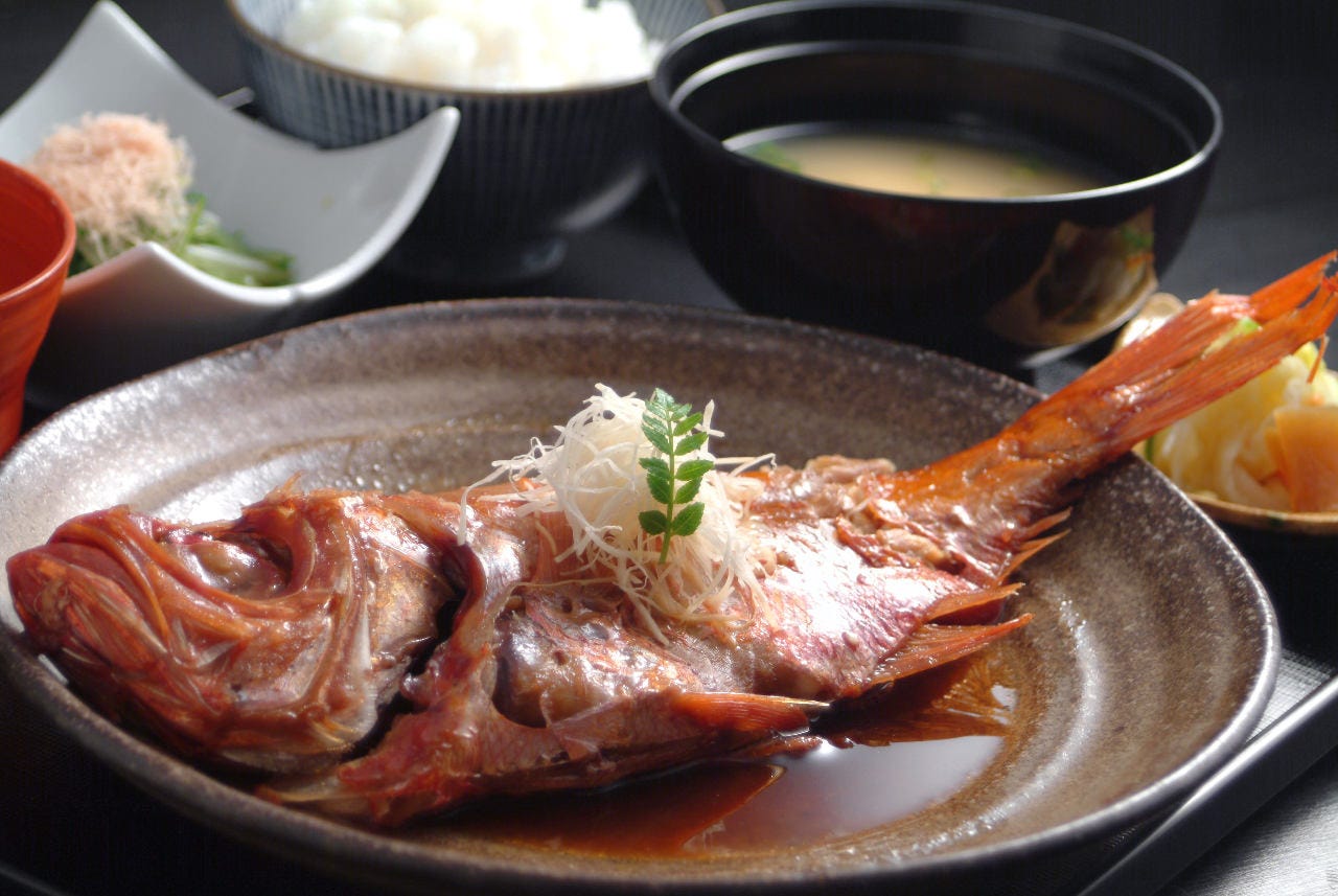 金目鯛を丸々一匹使った魚定食