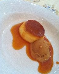クリームチーズのプリン　キャラメルアイスクリーム添え