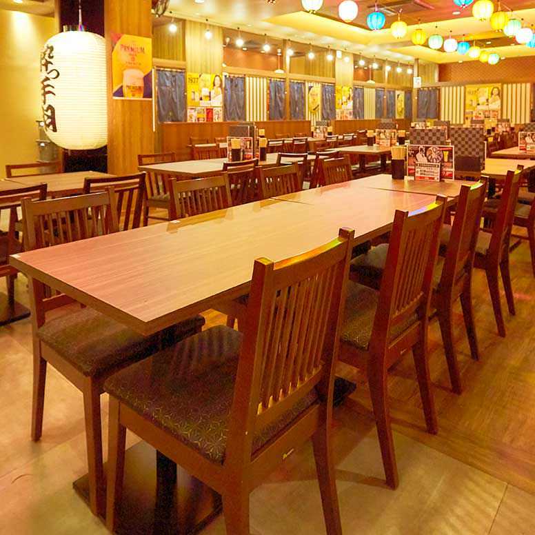 席数170席、大衆居酒屋のカジュアルな雰囲気ただよう店内