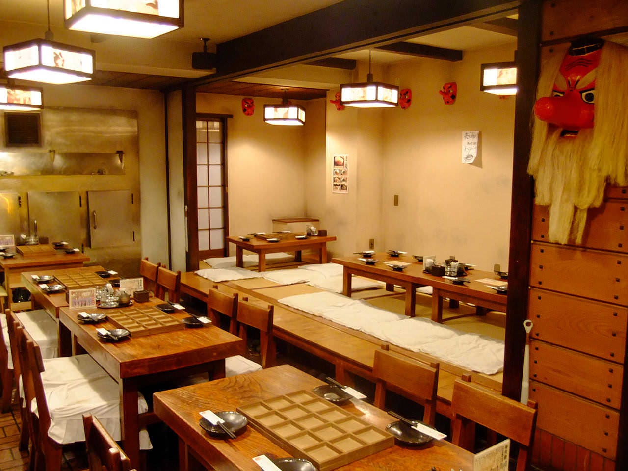 テーブルとお座敷席を備えた、45席の広々とした店内