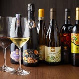 イタリア産ワインは厳選を重ねた100種以上。ワインアッビナメントも承ります！