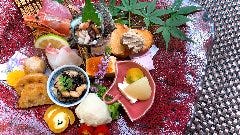 お刺身と旬菜の前菜１２種盛り合わせ　１９８０円