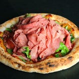 山盛りローストビーフ「肉、ニク、にくピザ」はコースでしか味わえないメニュー