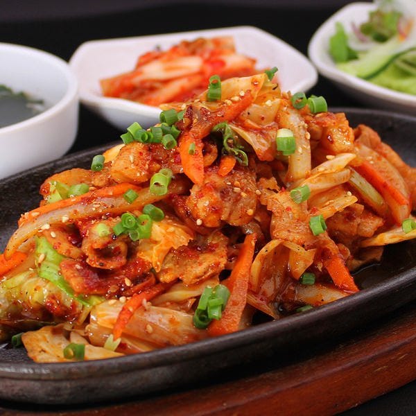 焼肉や山形豚バラ鉄板焼き