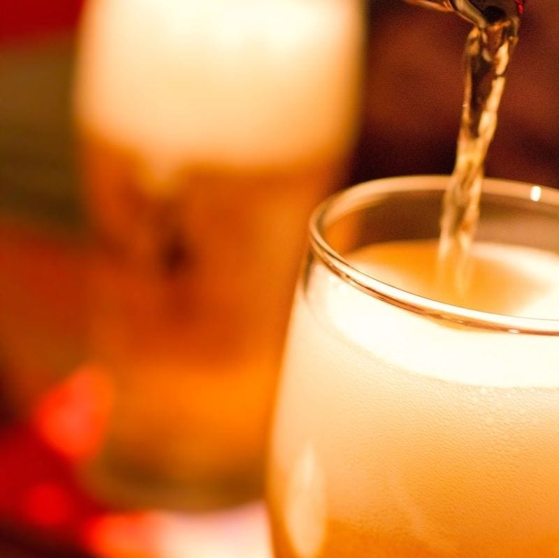グラスにビールが注がれる様子