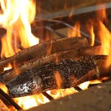 豪快に藁で焼き上げ旨味を凝縮した鰹や肉料理をご堪能ください