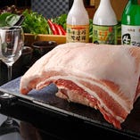 [サムギョプサル]
国産豚肉のみを厳選し使用！新鮮野菜と共に♪