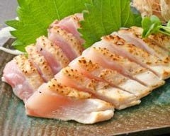 鹿児島直送、旨みが濃い「黒さつま鶏」を使った地鶏刺身盛り