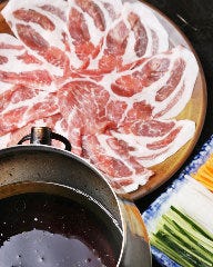 オイルダレに黒豚をくぐらせて。千切り野菜とご一緒に。