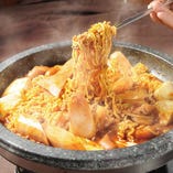 【スタミナ鍋!!】ソーセージやラーメンが入った、ボリューム満点！韓国の大衆鍋料理「プデチゲ鍋」です。