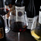 ソムリエ厳選のワインは
世界各国100種類以上の　品揃え
