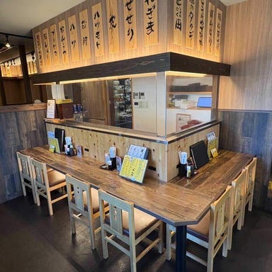 炭火焼鳥と東北地酒 もじゃ やまとまち店_厨房の活気が伝わる、コの字の特等席【カウンター席】