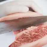 信頼を置く卸しから仕入れた肉類は、最適な温度で保管しています。