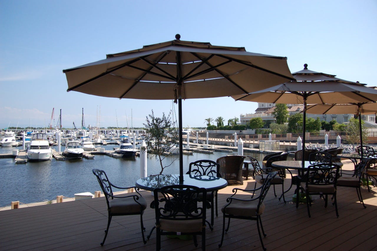 芦屋マリーナをのぞむマレロッソのオープンテラス席