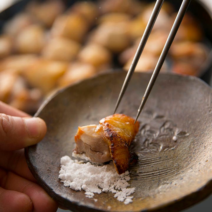 近江黒鶏のすき焼き まずは塩で 二段階で楽しむすき焼き 玉子かけごはんで〆まで大満足な6品の詳細 とり処 季節料理 京富庵 四条烏丸 烏丸御池 京料理 ぐるなび