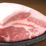 肉質のキメ細やかさと歯切れの良さ、旨みが濃くさっぱりとした脂が特徴の鹿児島県産六白黒豚