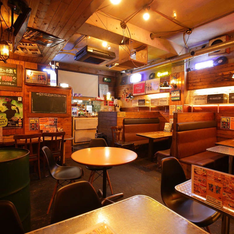 木を基調としたアメリカンテイストのウミヤロッククラブの内観