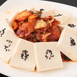 豆腐キムチ
SPICY PORK AND TOFU，KIMCHI
