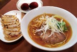 醤油麺＆餃子セット　930円