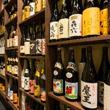 棚にぎっしり並べられた厳選日本酒や焼酎は圧巻！