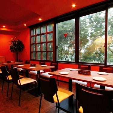 Bistro Dining Liebe 新宿三丁目_新宿の喧騒を忘れる窓際の特等席