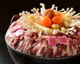 新鮮で柔らかい岩手県産鴨肉と野菜を秘伝のスープで食す