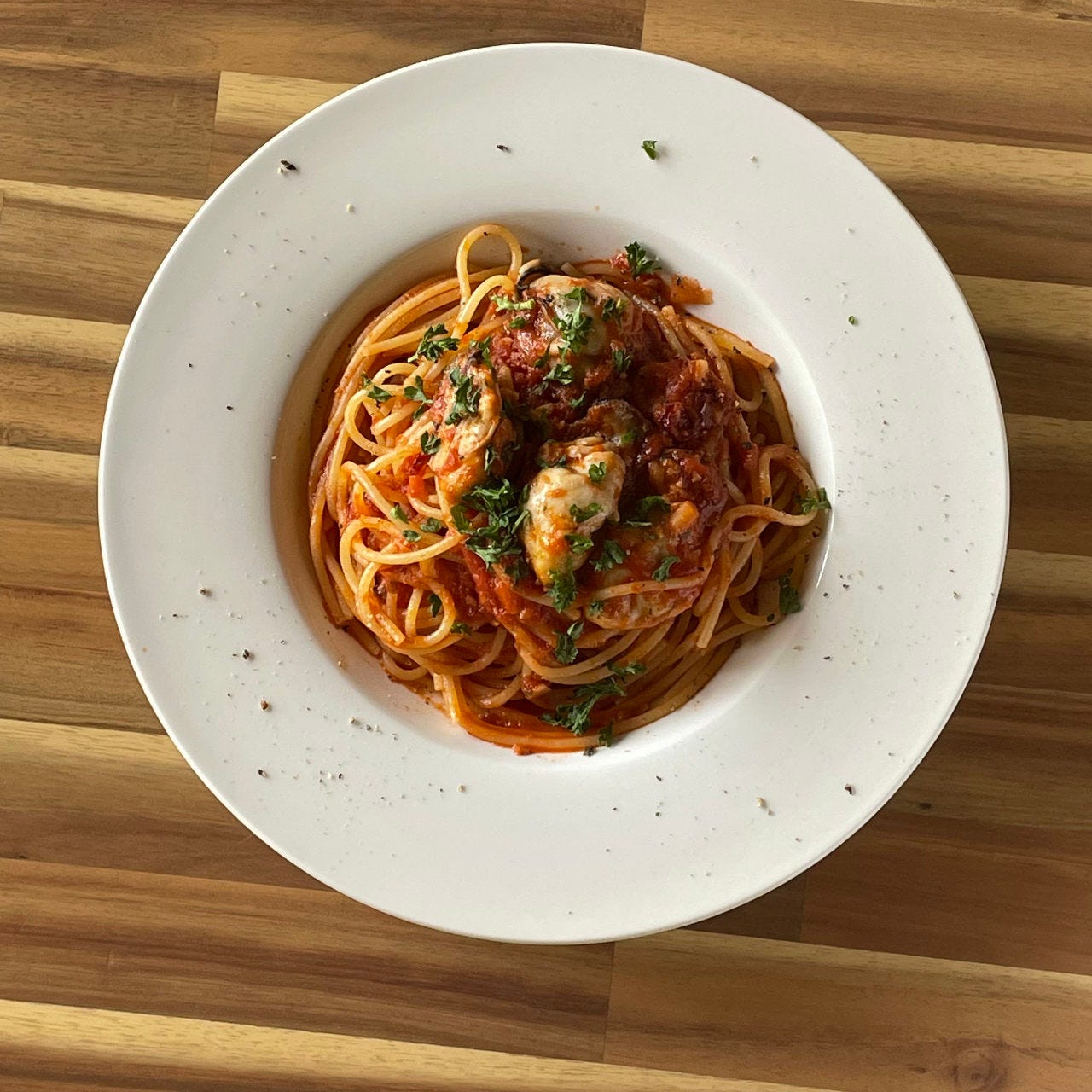 白皿に盛り付けられたレオン ビアンコのパスタ料理