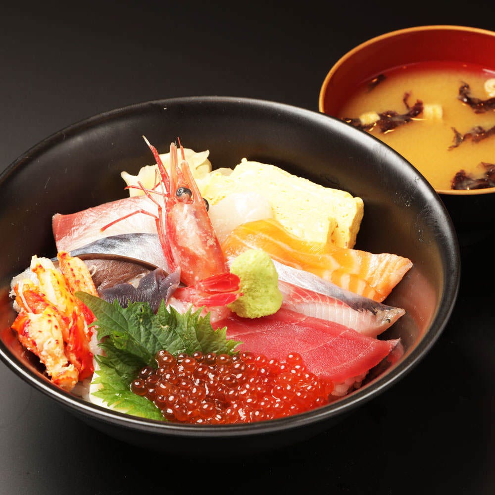 人気の海鮮丼は1580円で提供中！