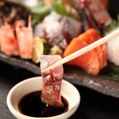 旬の海鮮を3種盛り合わせ780円、5種盛り合せ1380円でご提供。