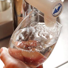 当店の炭酸水は店内仕込の自家製!無料で何杯でもご注文ください