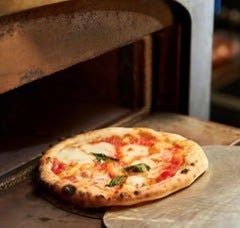 500℃の石窯オーブンで焼き上げてます！外はカリッ中はもっちり!