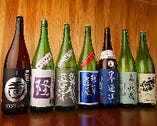 日本酒好きの店主が全国から集めた選りすぐりの銘柄が楽しめる。