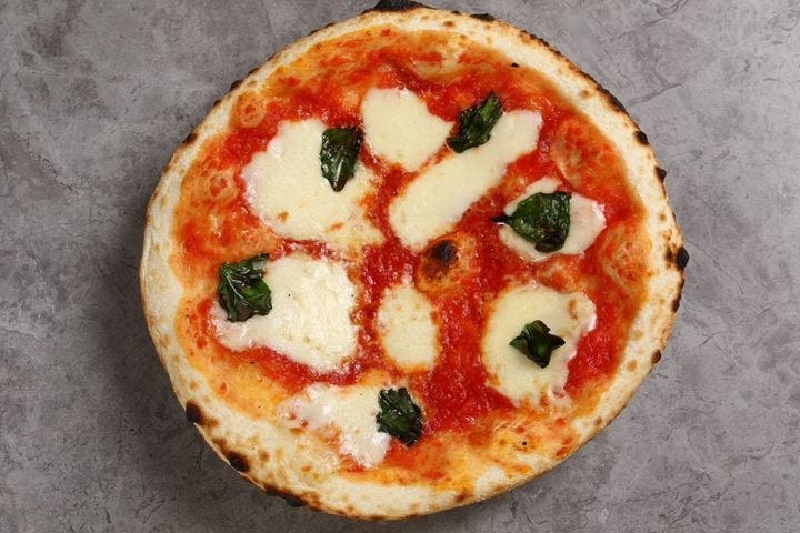 ピザ窯で焼いた定番モッツァレラとトマトのマルゲリータ
