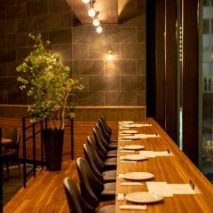 中洲を一望できる開放的な店内は、幅広いシーンでご利用可能