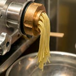 パスタに絶対の自信あり！生パスタを扱うお店は多くありますが、お店で製麺した防腐剤等一切不使用のフレッシュな生麺をご提供しているお店はごく少数のお店だけです。その1店舗である当店は、女性オーナーの木本が毎日気温、湿度、手触りにて水分量を調整し、職人技で丹精込めてひとつひとつ手作りで製麺しています。