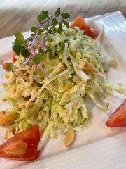 キャベツとチキンとカシューナッツのサラダ