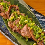 【料　理】
沖縄食材を使用！石垣牛やあぐー豚の味にうっとり♪