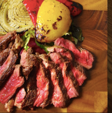 木製ボードにのったローストビーフと野菜のグリル