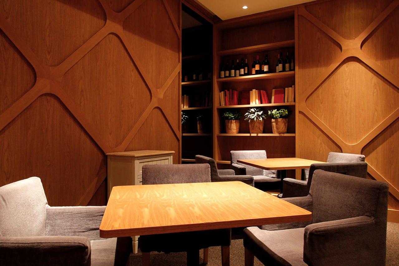 木の温もりとスタイリッシュさを兼ね備えたチーズキッチン ラクレ渋谷店内