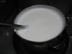 ヨーグルトは毎日手作り。当店のラッシーは濃厚なのが特徴。