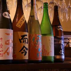 料理に合わせて 常時10種以上の日本酒をご用意。