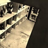 地下保管庫に並ぶワインセラーは圧巻。お好みのワインを。